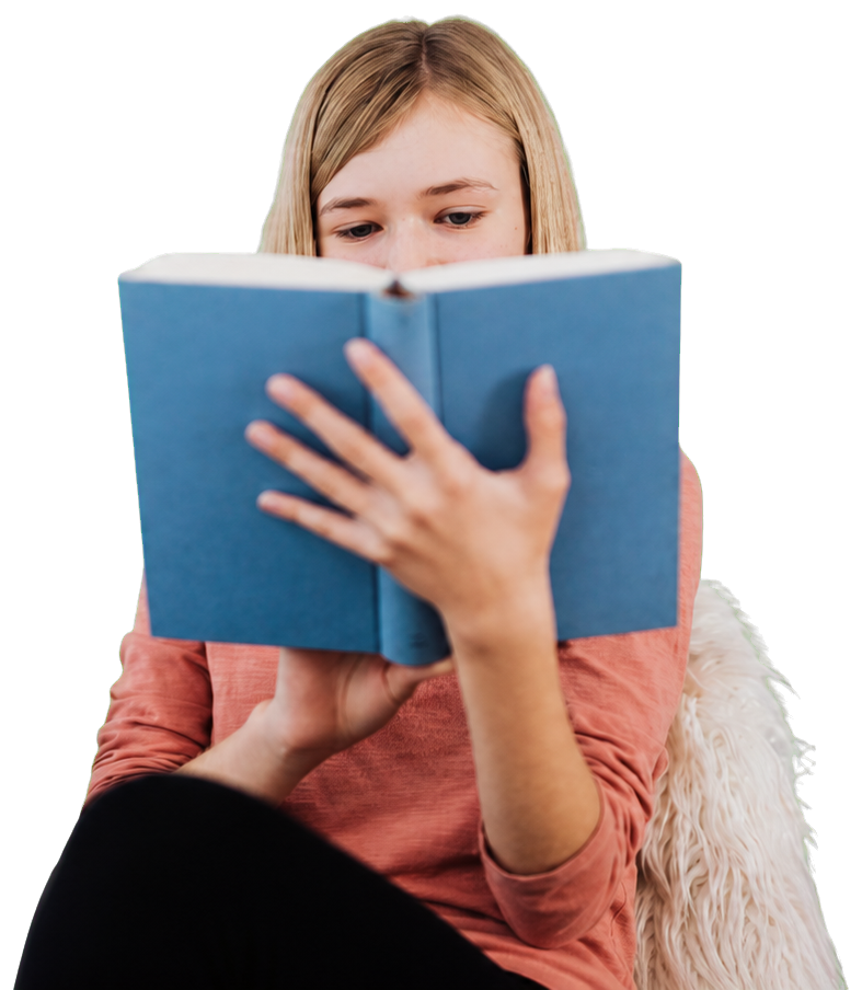 Niña leyendo un libro azul